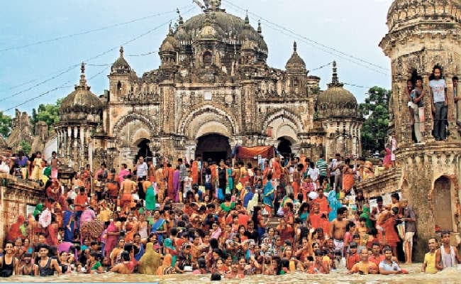चौथी सोमवारी : सावन की आखिरी सोमवारी के लिए एक लाख से अधिक कांवरियों ने भरा जल