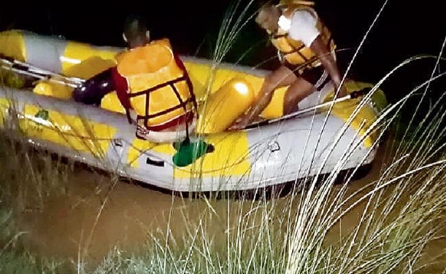 सीतामढ़ी : लालबकेया नदी में नाव पलटी, 30 लापता