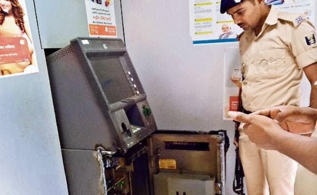 गैस कटर से एटीएम काट रुपये ले भागे बदमाश