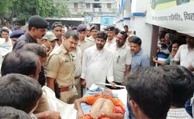 बाबाधाम से लौट रहे कांवरियों को गाड़ी से खींच कर पीटा, एक कांवरिया की मौत, महिलाओं से की बदसलूकी, देखें वीडियो