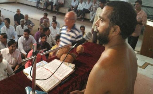 जैन मुनि का विवादित बयान, महिलाओं के खिलाफ 95 प्रतिशत अपराध उनकी गलती के कारण होते हैं…