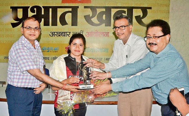 एशियन गेम्स में झारखंड का नाम रोशन करनेवाली मधुमिता पहुंची प्रभात खबर, कहा- मैं आम से हो गयी खास एशियन गेम्स में झारखंड का नाम रोशन करनेवाली मधुमिता पहुंची प्रभात खबर, कहा- मैं आम से हो गयी खास