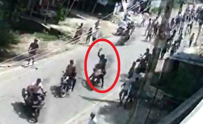 सारण : भारत बंद के दौरान बंद समर्थकों और विरोधियों के बीच हुई रोड़ेबाजी और फायरिंग, देखें वीडियो