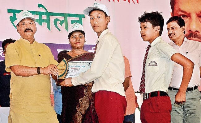 रांची : सफाई कर्मचारियों का बढ़ेगा वेतन 10 रुपये में मिलेगा भरपेट भोजन : रघुवर दास
