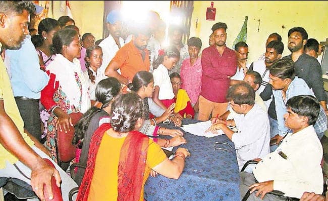 खलारी : शिक्षक पर छेड़खानी का आरोप, अभिभावकों ने स्कूल में किया हंगामा, थाना में मामला दर्ज