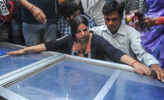 UP हत्या मामला : परिजन ने की CBI जांच और 1 करोड़ मुआवजे की मांग, विपक्ष ने योगी से मांगा इस्तीफा