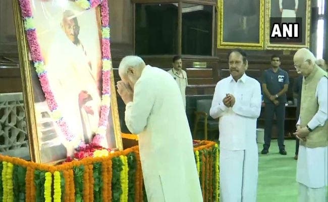 महात्मा गांधी की 150वीं जयंतीः प्रधानमंत्री मोदी, सोनिया गांधी ने संसद भवन में दी श्रद्धांजलि