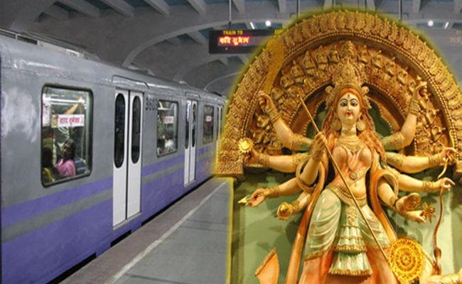 कोलकाता में मेट्रो के स्टेशनों के करीब से घूम कर देख सकते हैं कई पूजा मंडप