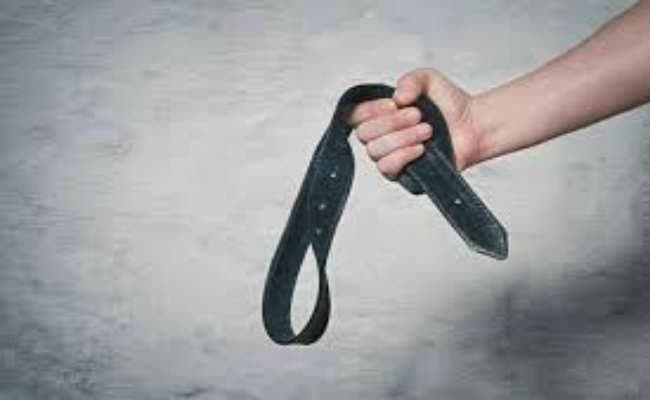 घर के सामने से उठाया और बंधक बना बेल्ट से की पिटाई