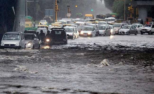 भारी बारिश के बाद दिल्ली में जलजमाव, जानें आज कैसा रहेगा तापमान
