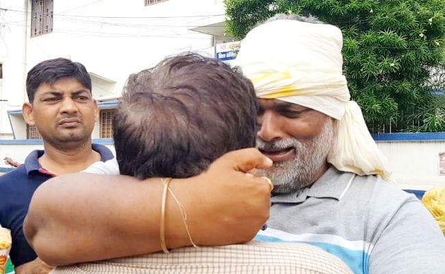 सुशील मोदी के मोहल्ले में मदद लेकर पहुंचे पप्पू यादव, लिपट कर रोने लगे लोग