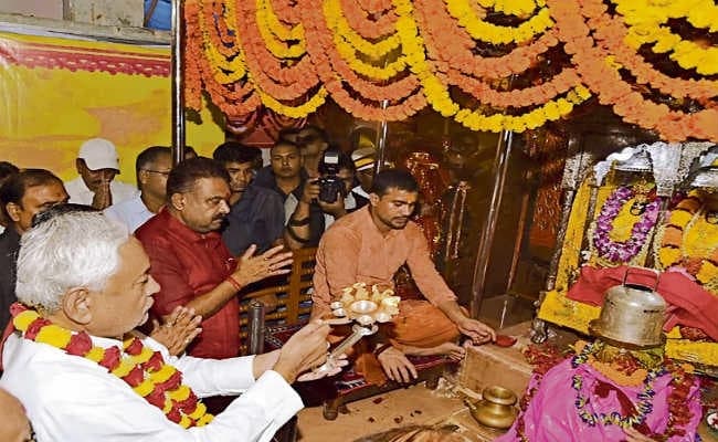 दुर्गा पूजा की धूम : मुख्यमंत्री नीतीश कुमार ने देवी स्थानों के दर्शन किये