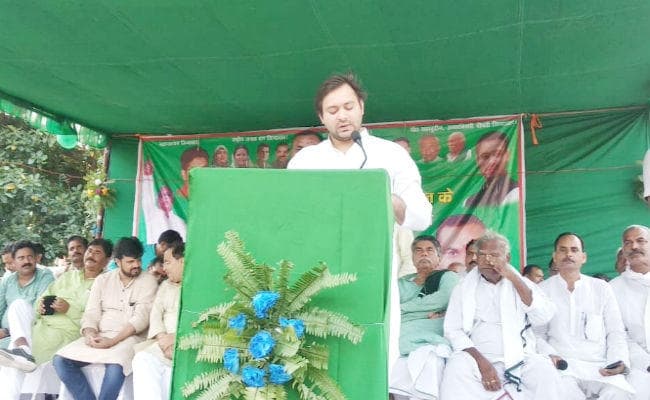 उपचुनाव : तेजस्वी ने सांप्रदायिक शक्तियों को उखाड़ फेंकने का किया आह्वान, कहा- गरीब नौजवानों की नहीं मिला रोजगार