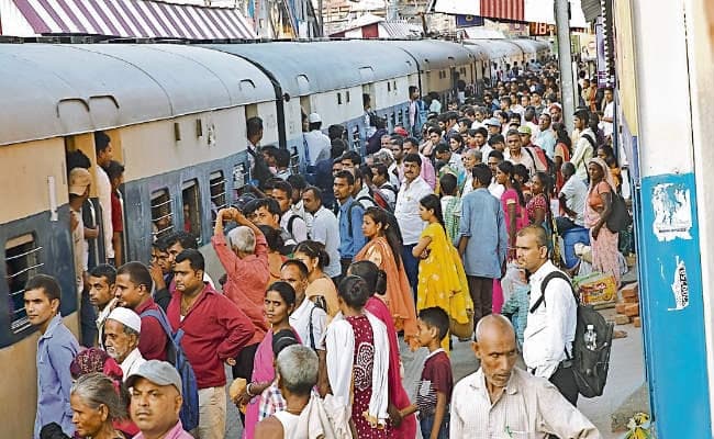 IRCTC/ Indian Railways News: प्रवासी मजदूरों की वापसी से ट्रेनों में लंबी वेटिंग लिस्ट, 12 अगस्त तक सभी ट्रेन कैंसिल IRCTC/ Indian Railways News: प्रवासी मजदूरों की वापसी से ट्रेनों में लंबी वेटिंग लिस्ट, 12 अगस्त तक सभी ट्रेन कैंसिल