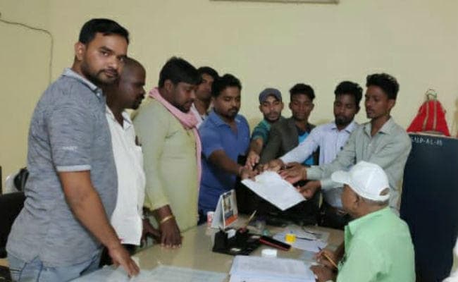 भ्रष्टाचार को लेकर मिशन बदलाव के सदस्यों ने घेरा नगर परिषद कार्यालय