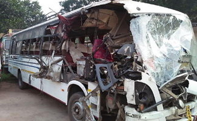 कोडरमा में यात्री बस और ट्रेलर में टक्कर, बस की केबिन का हुआ ये हाल