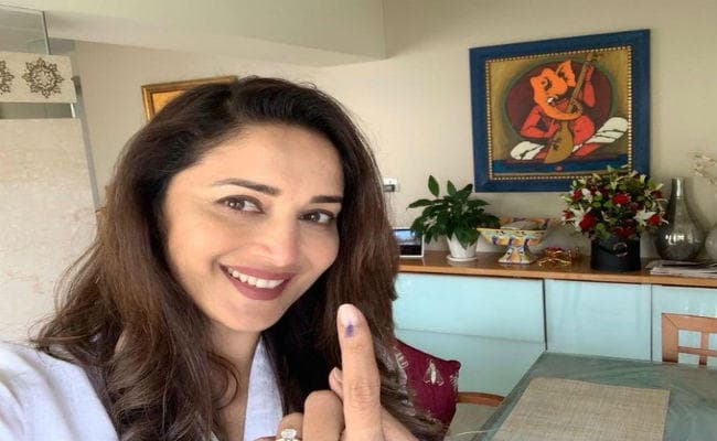 #MaharashtraPolls : IN Pics सेलिब्रिटी ने किया मतदान