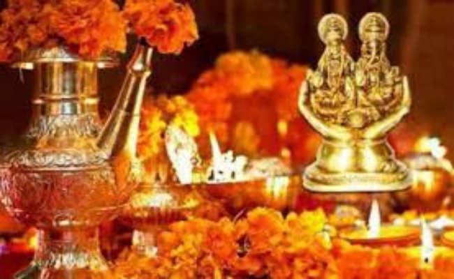 धनतेरस दीपावली को लेकर बाजार में बढ़ी रौनक, खरीदारी में जुटे लोग