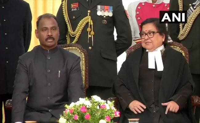 GC मुर्मू ने ली कश्मीर के पहले उपराज्यपाल पद की शपथ, RK माथुर बने लद्दाख के एलजी GC मुर्मू ने ली कश्मीर के पहले उपराज्यपाल पद की शपथ, RK माथुर बने लद्दाख के एलजी