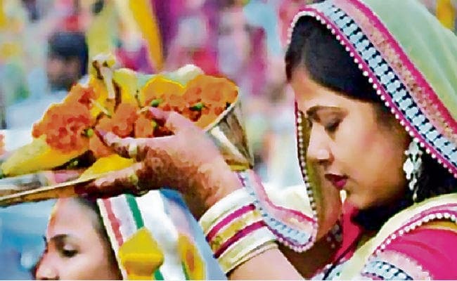 लोकगीतों की बिना छठ का त्योहार अधूरा, इन्हें सहेज कर रखना चाहिए