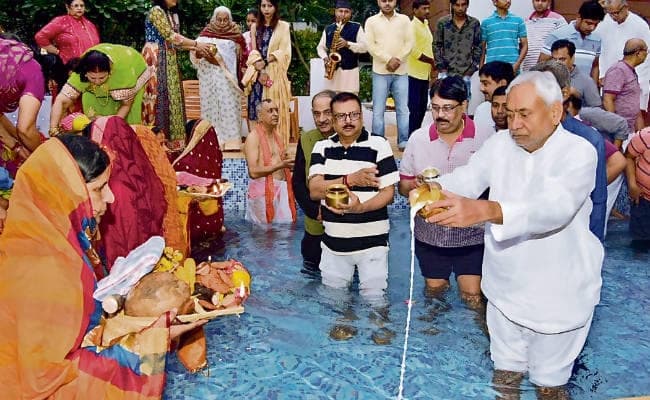 मुख्यमंत्री आवास में भी हुई छठ, घाटों का सीएम-राज्यपाल ने लिया जायजा