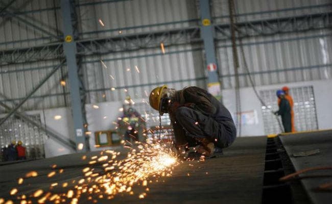 औद्योगिक उत्पादन में आठ साल की सबसे बड़ी गिरावट