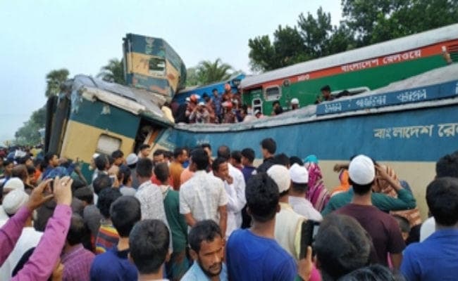 बांग्लादेश में भीषण हादसाः आमने सामने से टकराईं दो ट्रेनें, 15 की मौत और 50 घायल