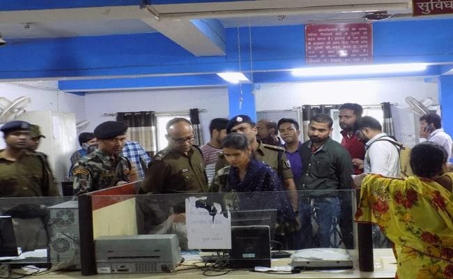 बिहार : आरा में हथियार के बल पर बदमाशों ने लूटे लाखों रुपये, विरोध करने पर बैंक मैनेजर की पिटाई