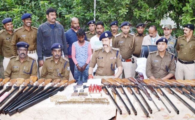 मुंगेर में हथियारों का जखीरा बरामद, युवा कांग्रेस नेता समेत चार कारोबारी गिरफ्तार