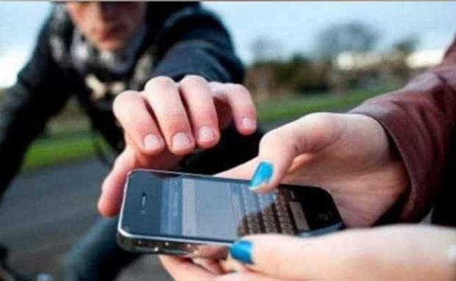 लड़की से मोबाइल छीनकर भाग रहे उचक्के को लोगों ने पकड़ा