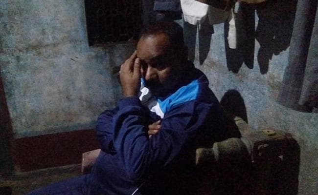 लड़की से मिलने पहुंचे आशिक मिजाज दारोगा को ग्रामीणों ने पहले बनाया बंधक और उसके बाद…