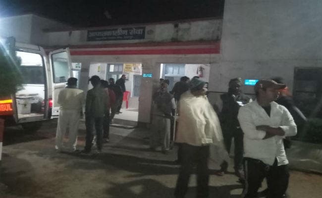 गन्ने की मशीन बेचने को लेकर परिवार में हुआ झगड़ा, छोटे भाई ने बड़े भाई और भाभी पर किया धारदार हथियार से वार