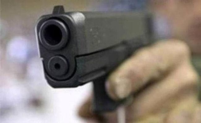 पिस्तौल दिखाकर महिला से नाबालिग ने किया दुष्कर्म