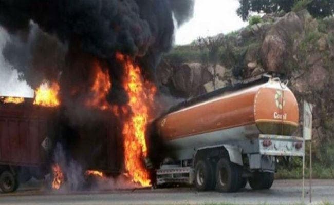 गैस टैंकर से टक्कर के बाद ट्रक में लगी आग, चालक की मौत