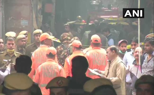 #DelhiFire: दिल्ली के अनाज मंडी में आग: फैक्ट्री मालिक की तलाश, हिरासत में बिल्डिंग मालिक का भाई