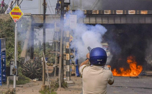 CAB के खिलाफ प्रदर्शनों के बाद डिब्रूगढ़-गुवाहाटी में कर्फ्यू में ढील, दुकानों के बाहर लगी लंबी कतारें