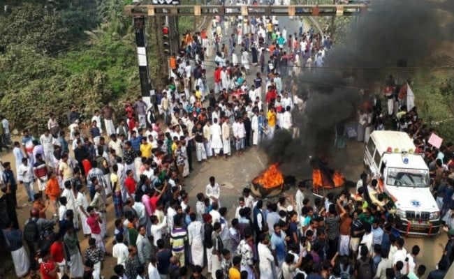 केरल में संशोधित नागरिकता कानून के खिलाफ प्रदर्शन, कई बसों पर पथराव