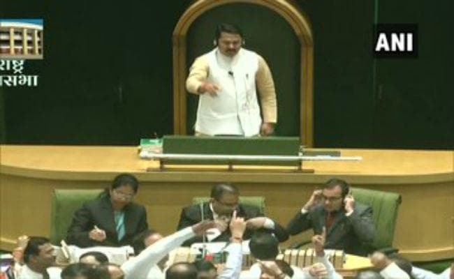 महाराष्ट्र विधानसभा में जमकर हंगामा, भाजपा-शिवसेना विधायकों के बीच धक्का मुक्की