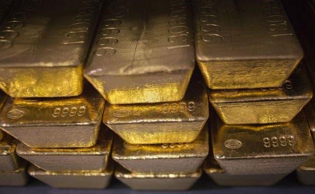 एयरपोर्ट पर सात गोल्ड बार व एक किलो चांदी के दाने के साथ यात्री गिरफ्तार