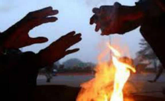 शीतलहर का प्रकोप शुरू ठंड से लोग घरों में दुबके