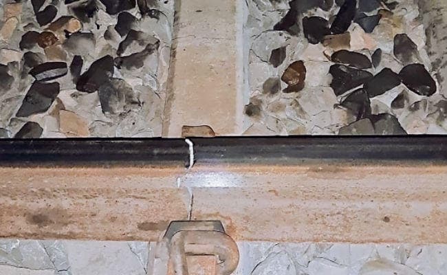 बक्सर में चटकी पटरी, बाल बाल बची राजधानी एक्सप्रेस