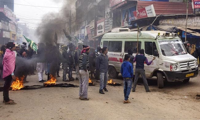 NRC-CAA Protest : बिहार बंद के दौरान जमकर मचा बवाल, कई नेताओं पर एफआइआर, देखें कुछ तस्वीरें NRC-CAA Protest : बिहार बंद के दौरान जमकर मचा बवाल, कई नेताओं पर एफआइआर, देखें कुछ तस्वीरें