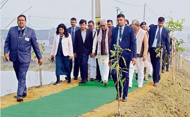 हरियाली यात्रा : वैशाली और सारण में मुख्यमंत्री ने लिया योजनाओं का जायजा