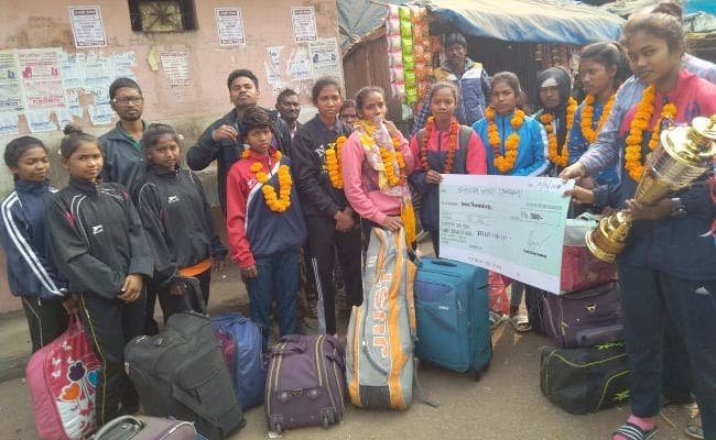 कोलकाता से 5ए साइड हॉकी प्रतियोगिता जीतकर लौटी खिलाड़ियों का सिमडेगा में हुआ जोरदार स्वागत
