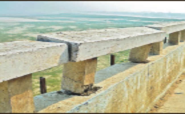 ढाई माह पहले हुई थी मरम्मत, टूटने लगी रेलिंग, सड़क हो गयी खराब
