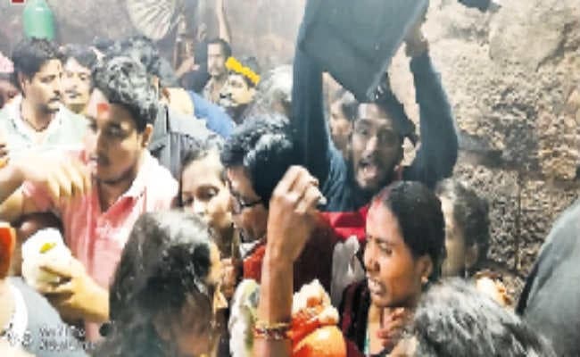 देवघर : बाबा मंदिर के गर्भगृह में ”आधार” की शूटिंग
