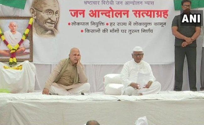 लोकपाल के लिए अपने गांव में भूख हड़ताल पर बैठे अन्ना हजारे