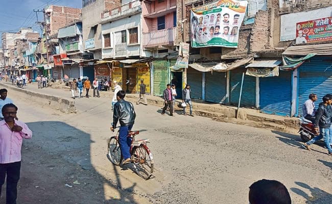 पुलवामा में आतंकी हमले में शहीद हुए सैनिकों के सम्मान में गांवों की पगडंडियों पर छाया रहा मातम