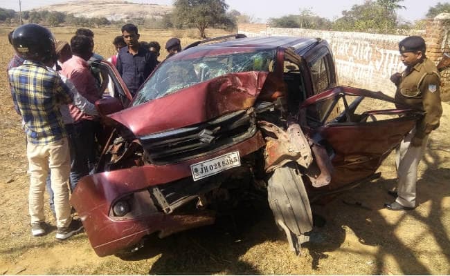 80 की स्पीड में पेड़ से टकरायी कार, पत्नी की मौत, पति घायल, रामगढ़ से गुमला आ रहे थे