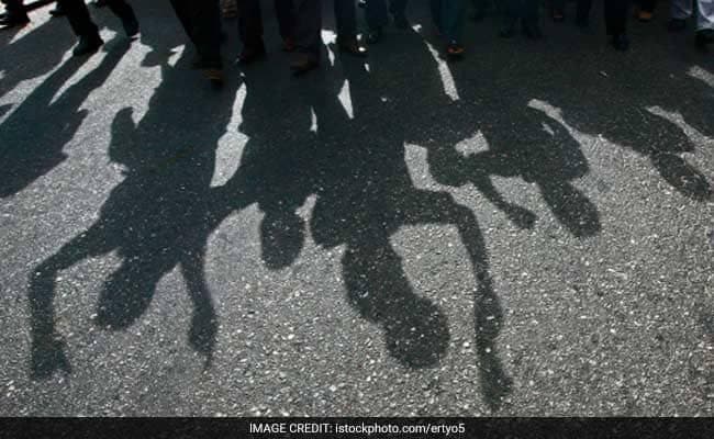 प्रोफेसर के वाहन में मारी टक्कर, विरोध करने पर पीटा